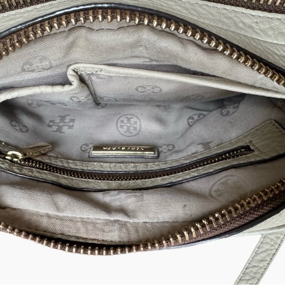 Tory Burch
Tory Burch Beige Leather Double Zip Robinson Crossbody Bag. - Picture 13 of 14